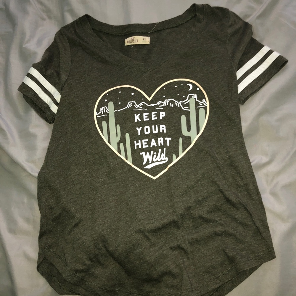 size xs hollister dark green t-shirt